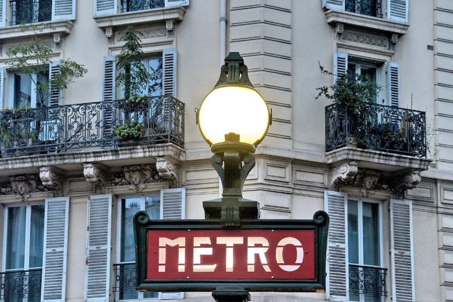 4 Days in Paris Itinerary metro sign