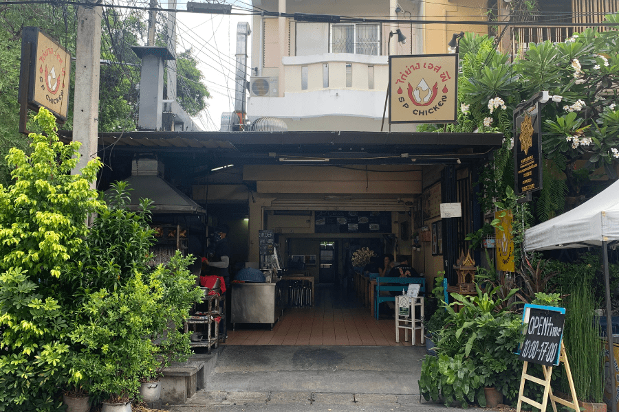 Best Chiang Mai restaurants SP chicken front of restaurant