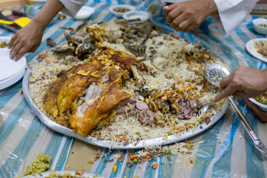 Foods from Yemen - eating communal dish