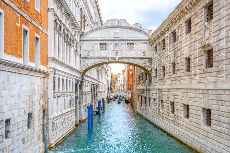 The Perfect One Day in Venice Itinerary Bridge of sighs