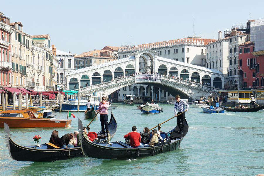 The Perfect One Day in Venice Itinerary Rialto Bridge