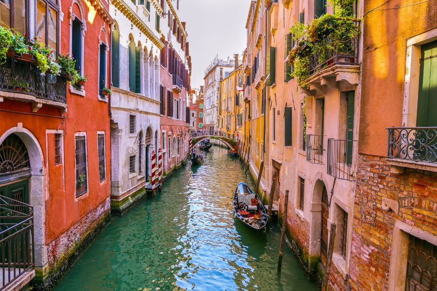 The Perfect One Day in Venice Itinerary getting lost in Venice