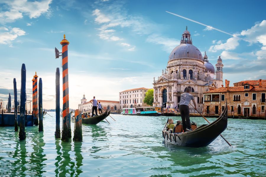The Perfect One Day in Venice Itinerary gondolier