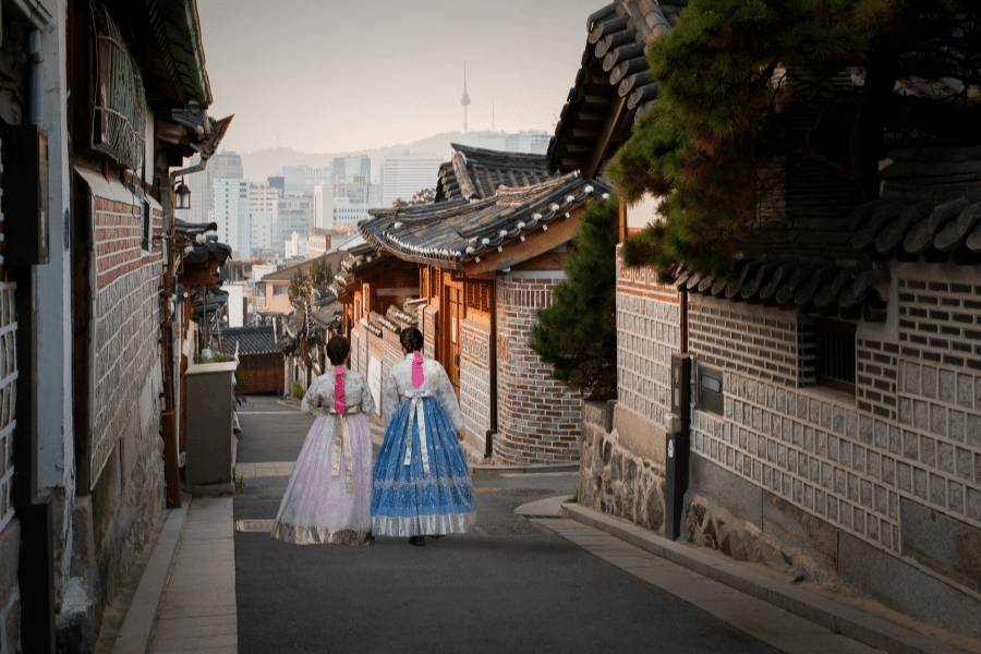 eSIM South Korea Women in Local dress