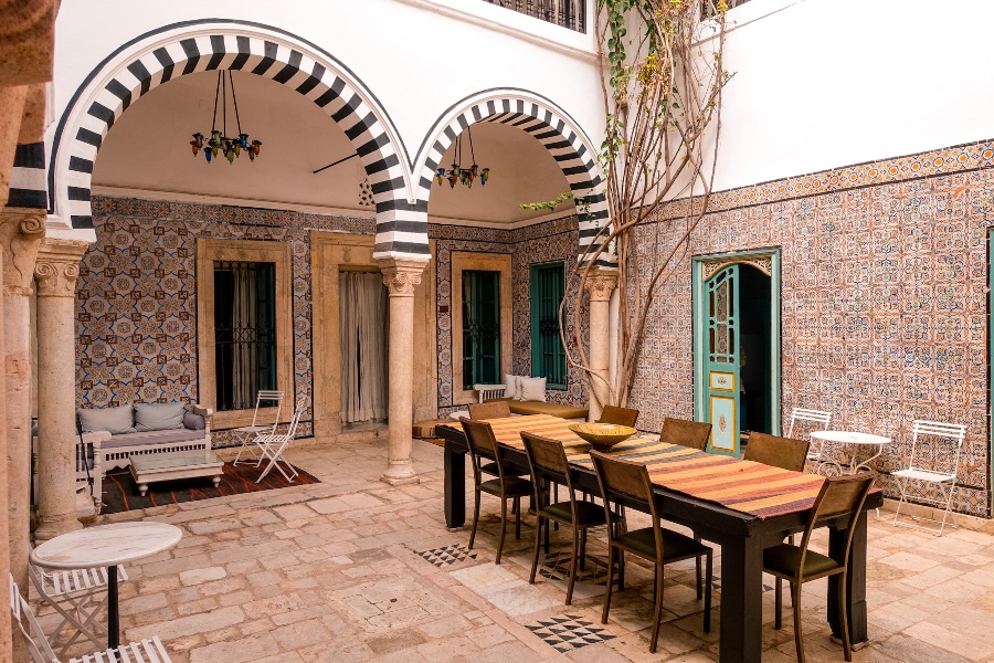 medina in tunis courtyard Dar Ben-Gacem