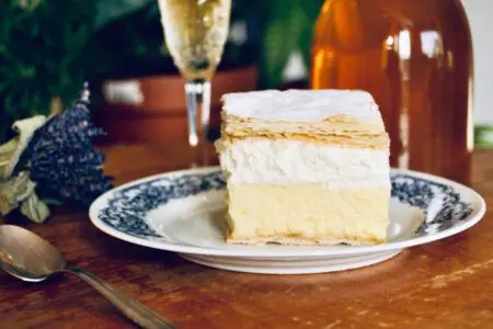 Kremsnita-custard-cake