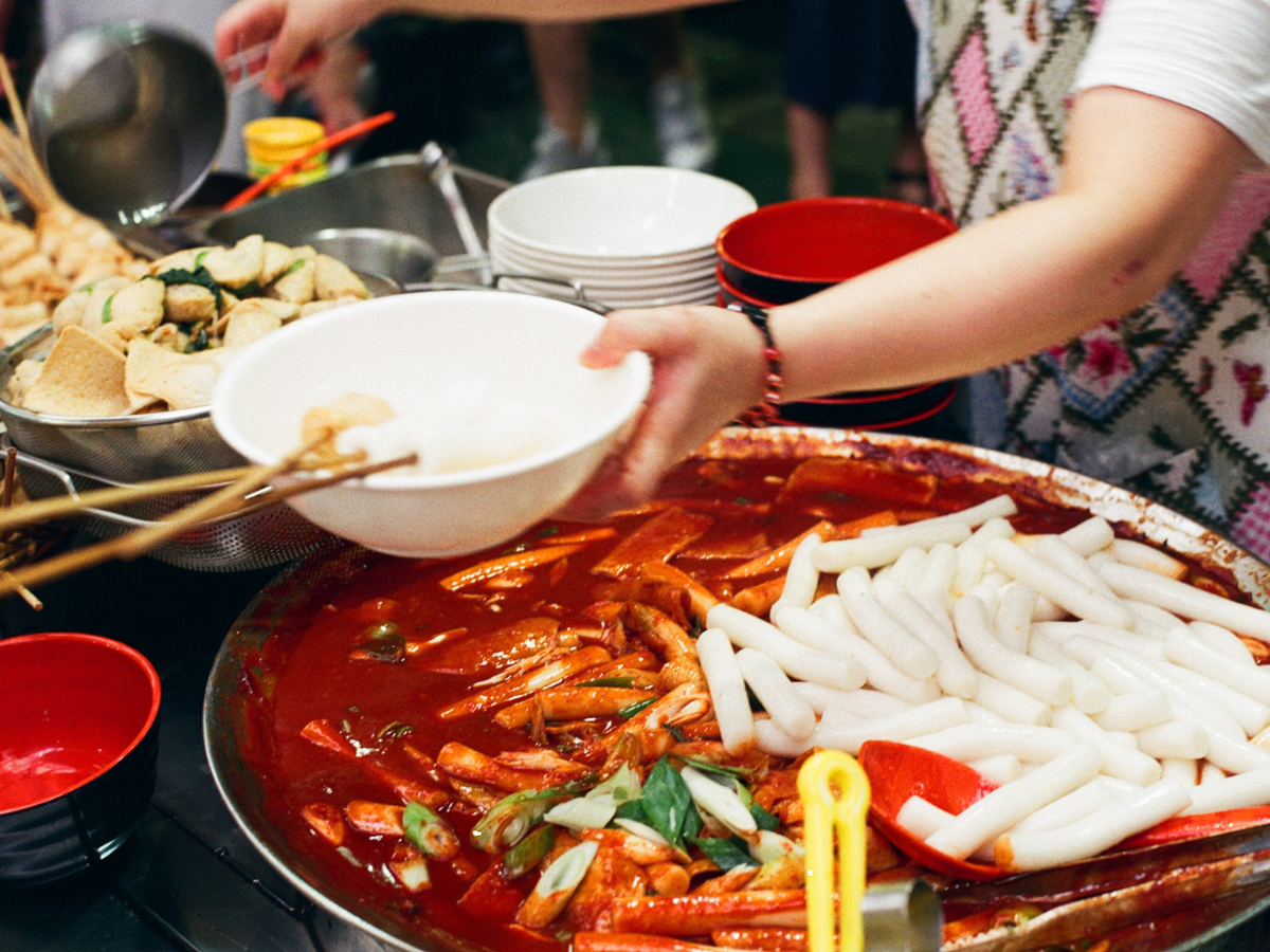 Корейское блюдо Tteokbokki на палочке. Korean Street food. Dish city