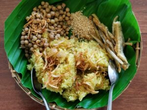 Si Hta Min or yellow sticky rice in Myanmar